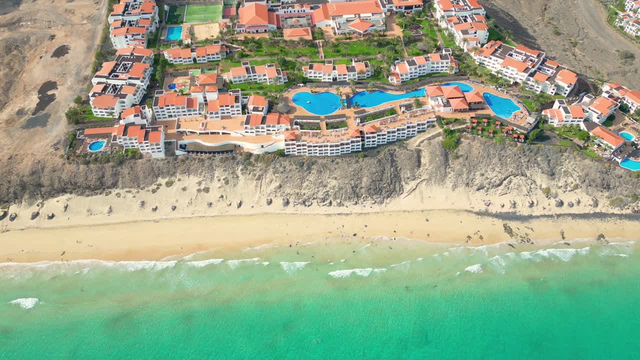 끝없는 지평선과 함께 놀라운 에스킨조 해변