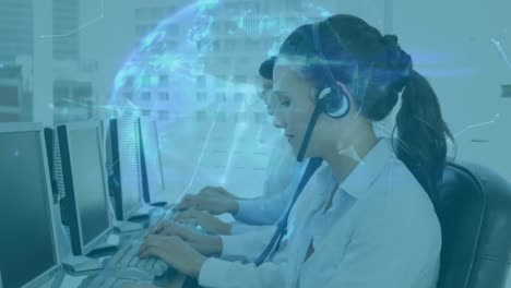 animación de un grupo de trabajadores de centros de llamadas multiétnicos que usan auriculares y usan computadoras en las oficinas