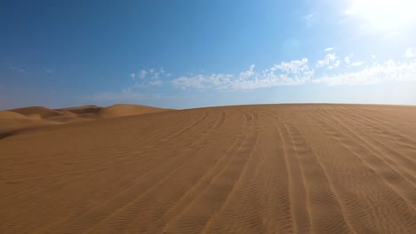 Pov-Shot-Desde-La-Parte-Delantera-De-Un-Vehículo-De-Safari-Moviéndose-A-Través-De-Arena-Profunda-Y-Dunas-En-El-Desierto-De-Namib,-Namibia