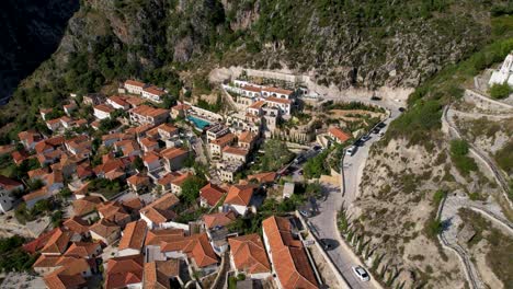 antigua iglesia con vistas a dharmi: vista aérea de una aldea mediterránea con techos rojos, paredes de piedra y callejones estrechos, un punto turístico