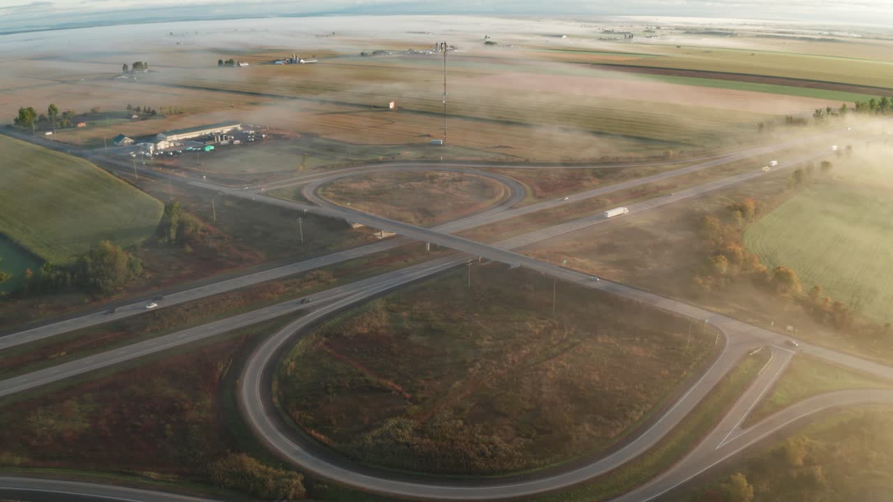 niebla matutina sobre la rampa de entrada y salida de la hoja de trébol de la autopista grande