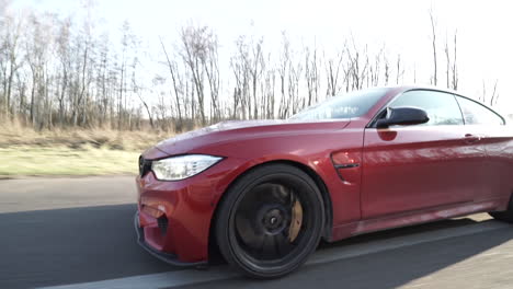 coche rojo pasando por una carretera