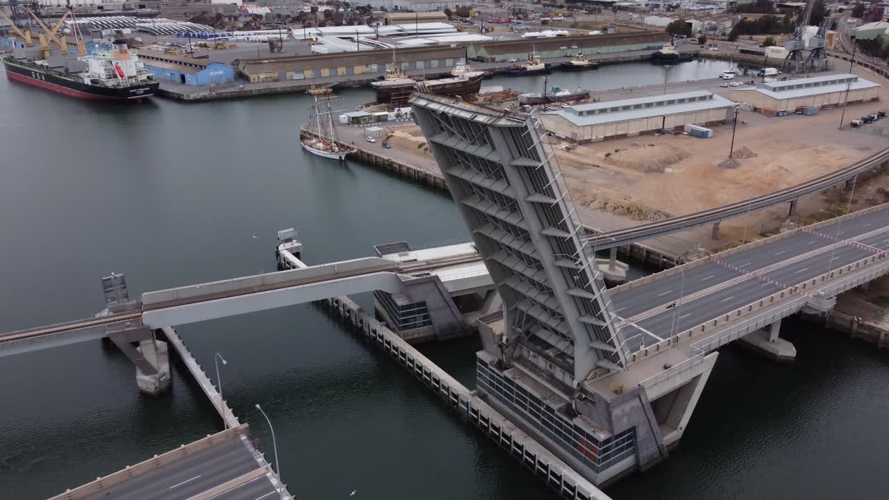 vista aérea volando hacia arriba y por encima del puente de apertura del buzo derrick en port adelaide