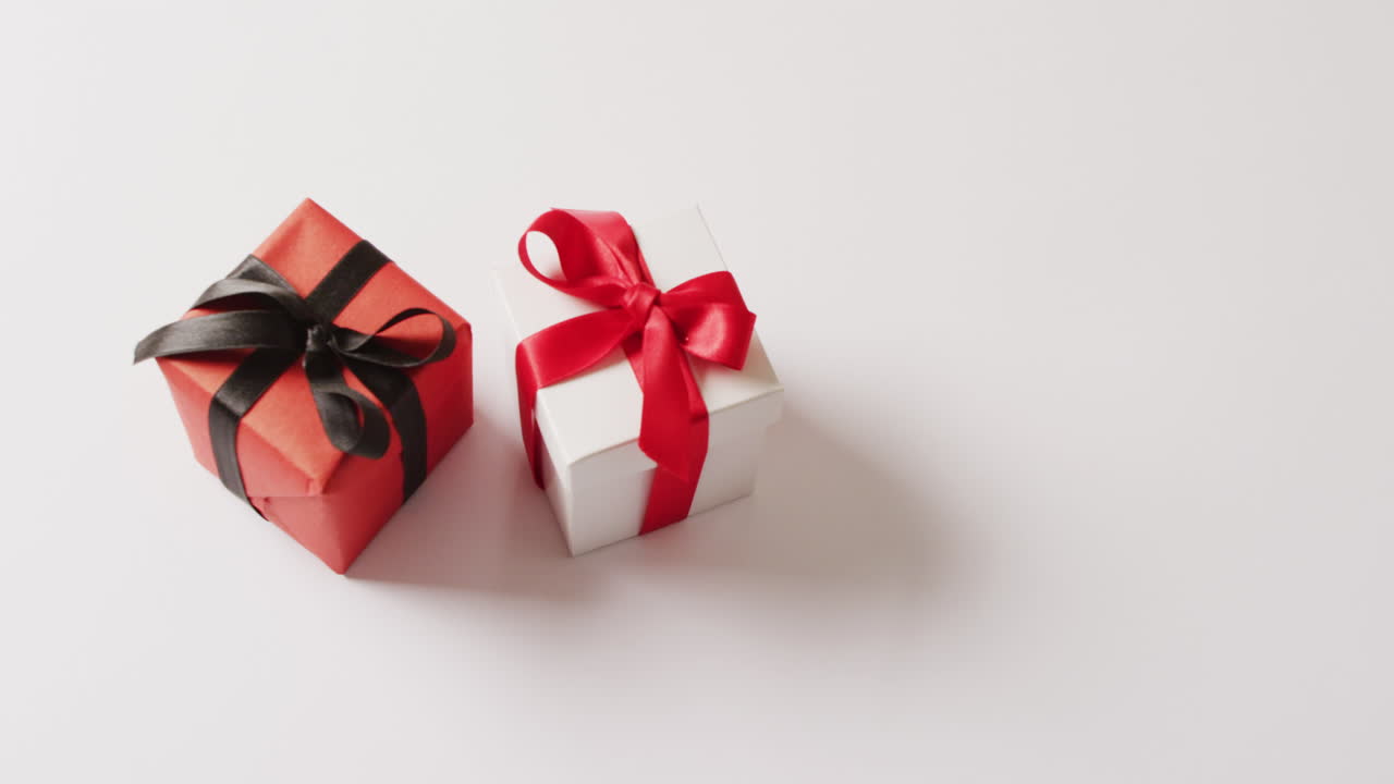 ⁇ 색 배경 에 리본 으로  ⁇ 여 있는  ⁇ 색 과 빨간색 선물 상자 들 의 비디오