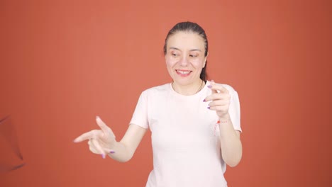 Una-Mujer-Sin-Problemas-De-Visión-Tira-Gafas-A-La-Basura.