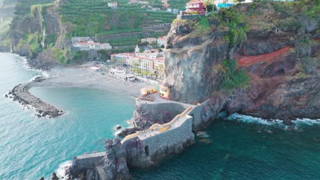 Vista-Aérea-De-La-Playa-Y-El-Muelle-De-Ponta-Do-Sol-En-La-Isla-De-Madeira,-Portugal