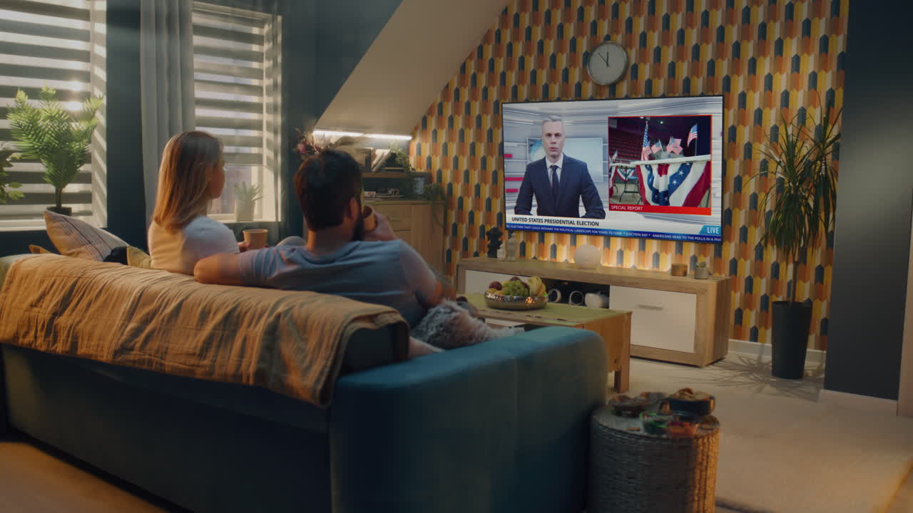 대통령 선거 뉴스를 보는 부부