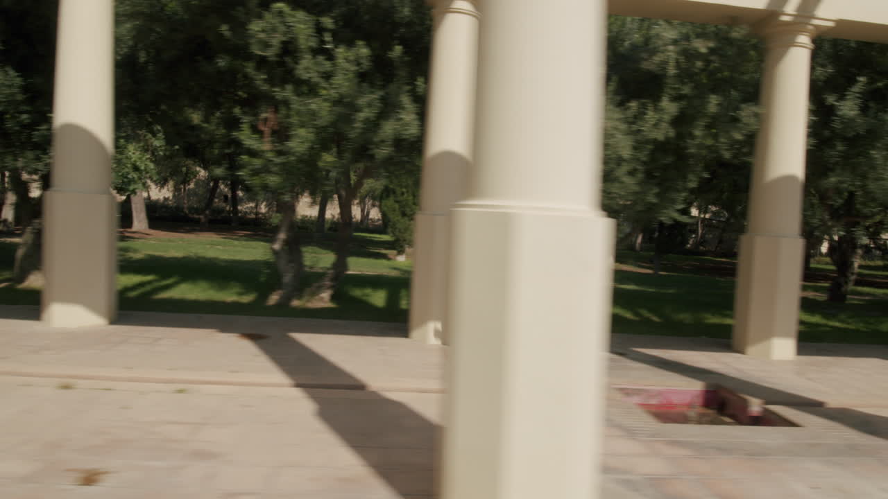 Un uomo adulto corre al mattino