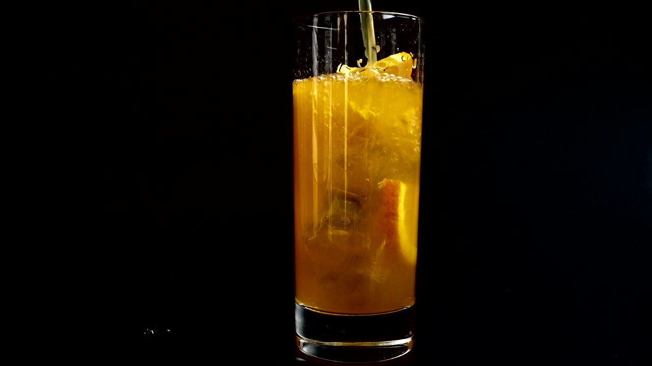 Preparazione di limonata in un bicchiere con ghiaccio