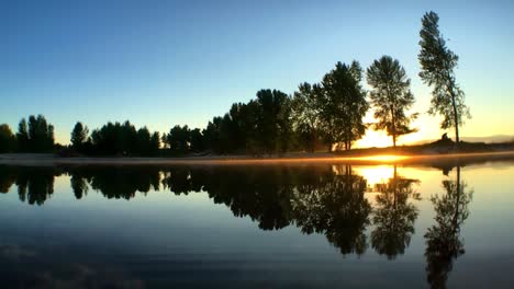 Ein-Friedlicher-Schuss-Des-Bitterroot-Flusses-Bei-Sonnenaufgang-Mit-Nebel,-Der-Aus-Dem-Wasser-Aufsteigt