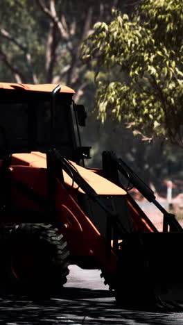 tractor naranja en un entorno natural