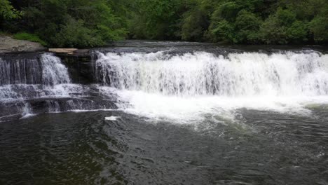 Schöner-Wasserfall-Im-Pisgah-National-Forest,-North-Carolina,-Usa---Antenne