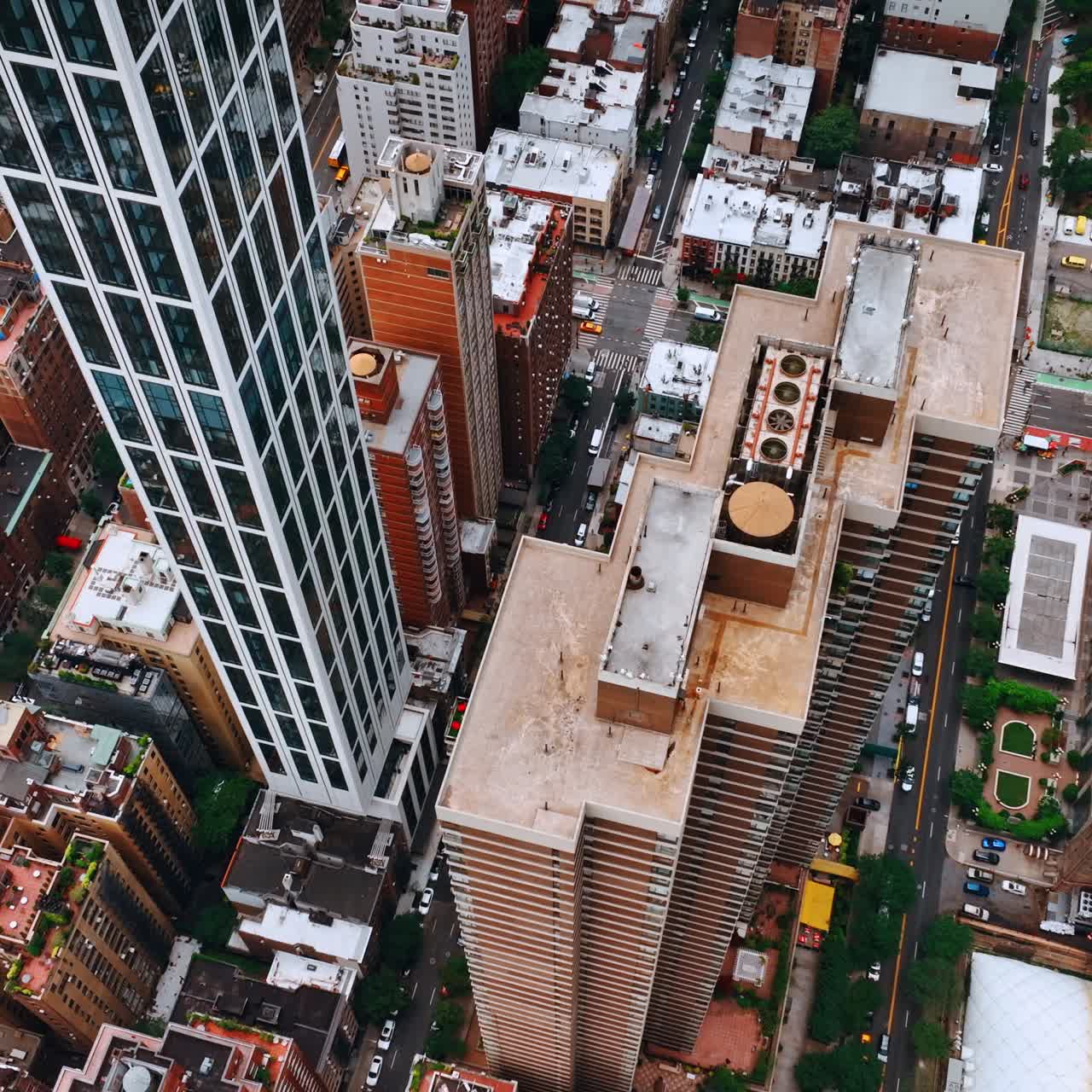 Descendo sobre os topos dos arranha-céus em Nova York. Metrópole maravilhosa com tráfego intenso nas estradas.