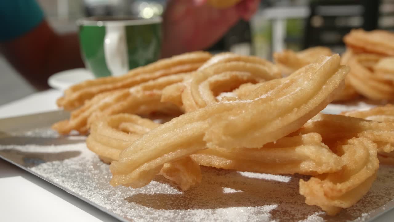 churros tradicionales españoles de pastelería dulce servidos en un desayuno soleado por la mañana