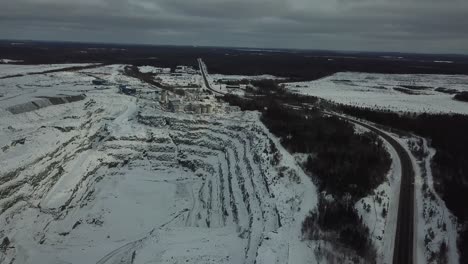 agujero de cantera y mina de petróleo y oro en el bosque en órbita de canadá - drone 4k aéreo