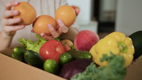 mujer desempaquetando verduras