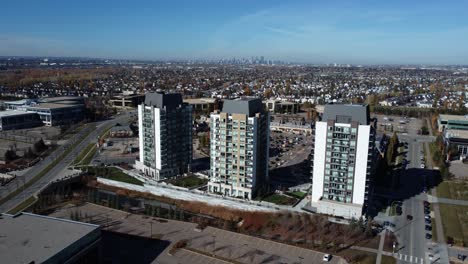 tomada aérea de tres edificios de apartamentos en la comunidad de quarry park en calgary