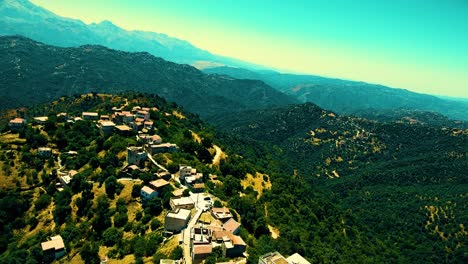 Un-Pueblo-Bereber-En-La-Cima-De-La-Montaña-En-Tizi-Ouezou-Argelia