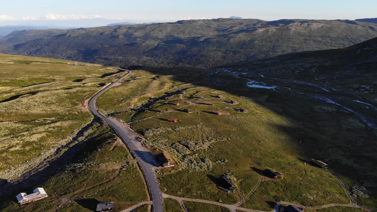 cabañas de montaña en noruega. imágenes de drones de 4k