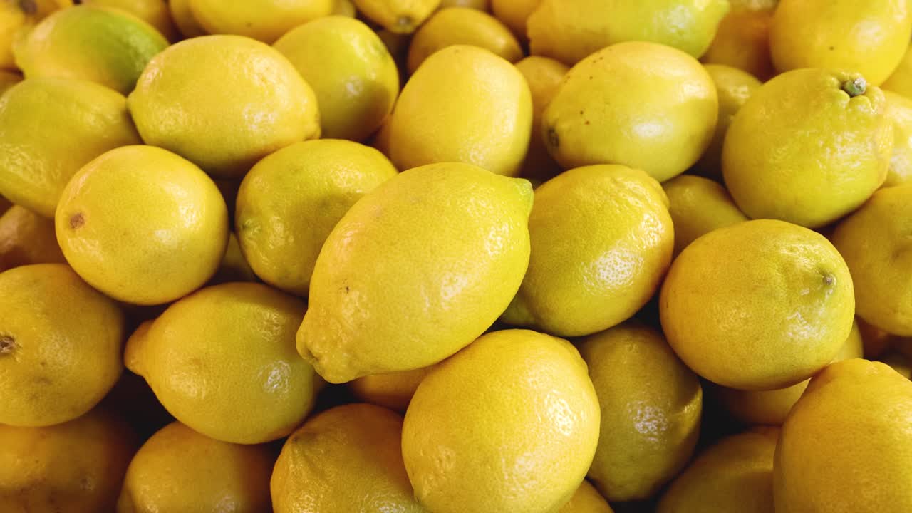 시장 상점 에서 레몬 을 손 으로 뽑는 것