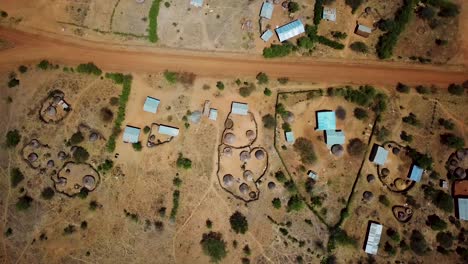 Vista-Aérea-Panorámica-De-Un-área-De-Karamoja,-Uganda,-Donde-Hay-Casas-Tradicionales-De-La-Región