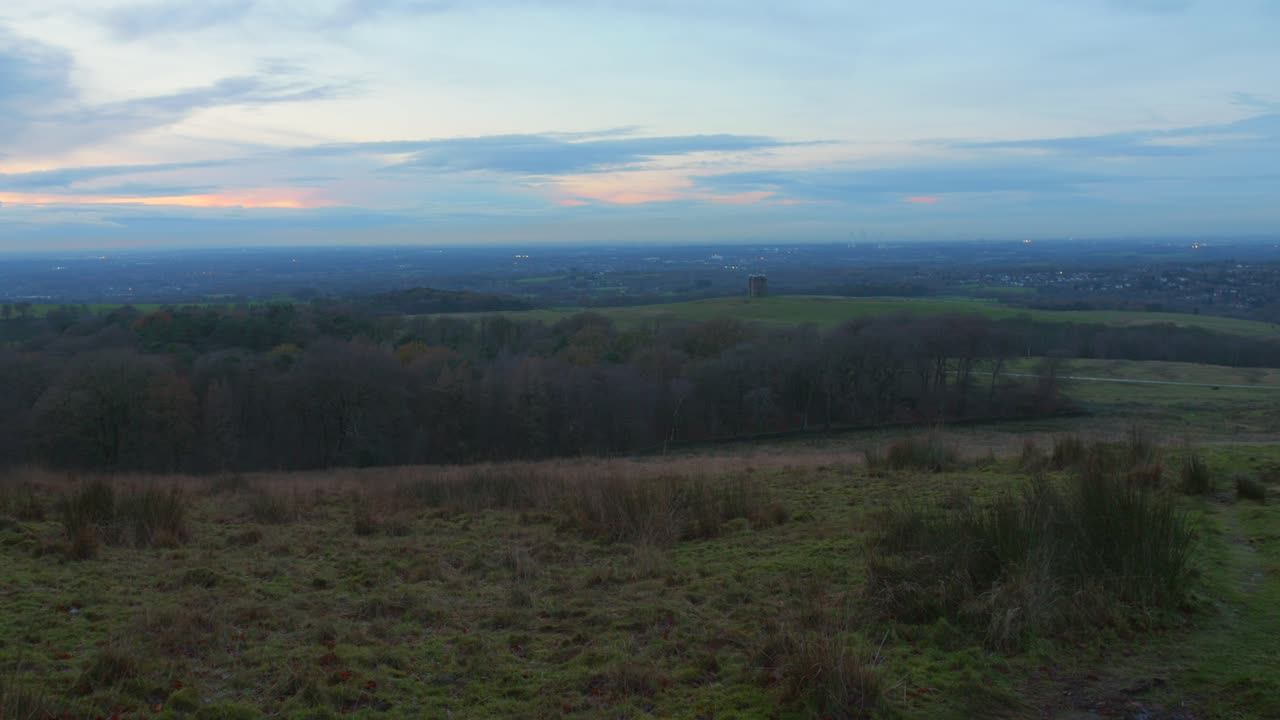 vista panorámica sobre los campos en el parque lyme cerca de disley, cheshire, reino unido