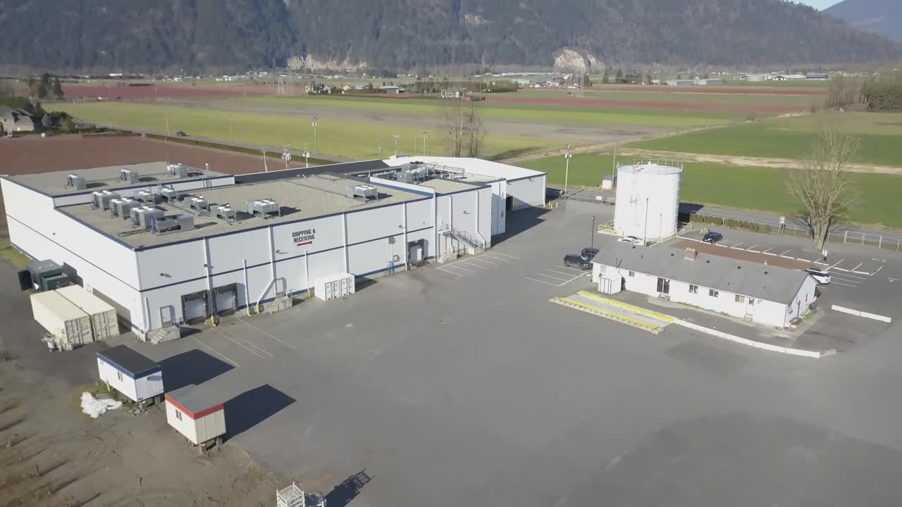 toma de dron 4k de la granja de bayas