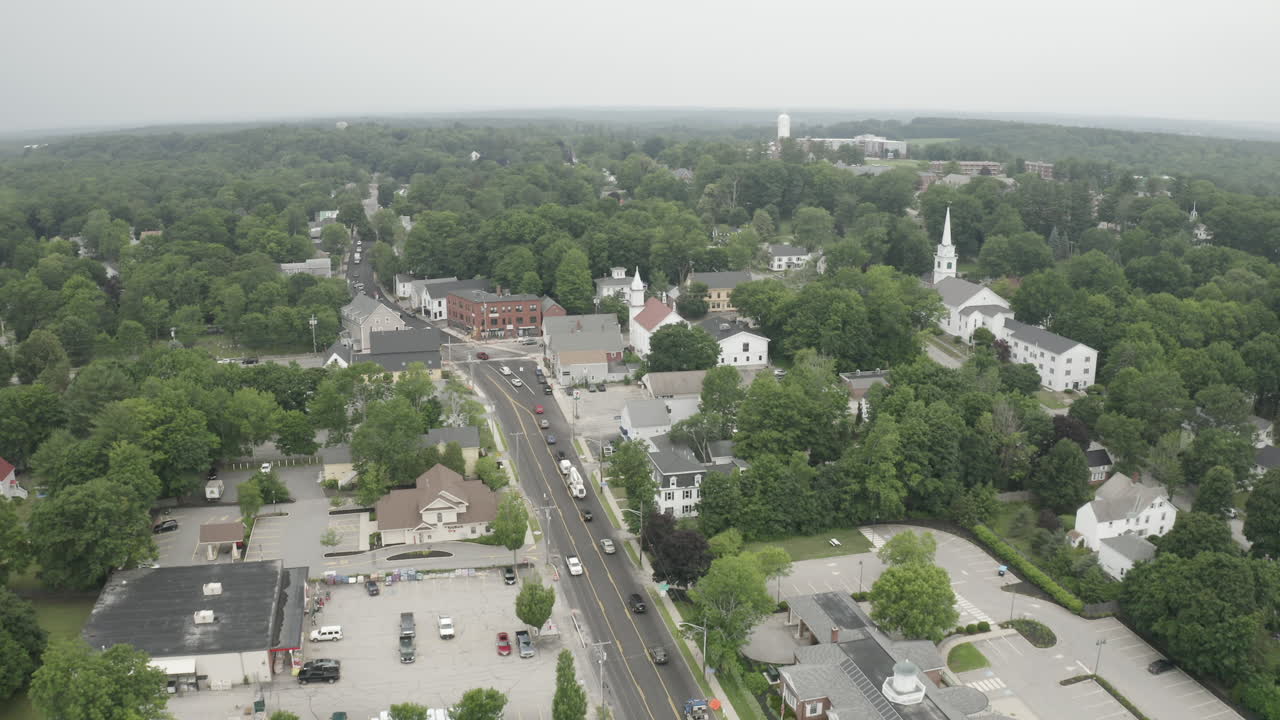 vuelo aéreo sobre imágenes de drones mirando hacia el oeste en el centro de gorham, condado de cumberland en maine, estados unidos