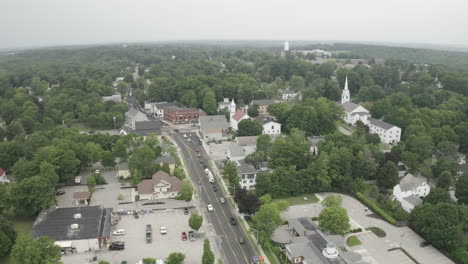 Vuelo-Aéreo-Sobre-Imágenes-De-Drones-Mirando-Hacia-El-Oeste-En-El-Centro-De-Gorham,-Condado-De-Cumberland-En-Maine,-Estados-Unidos