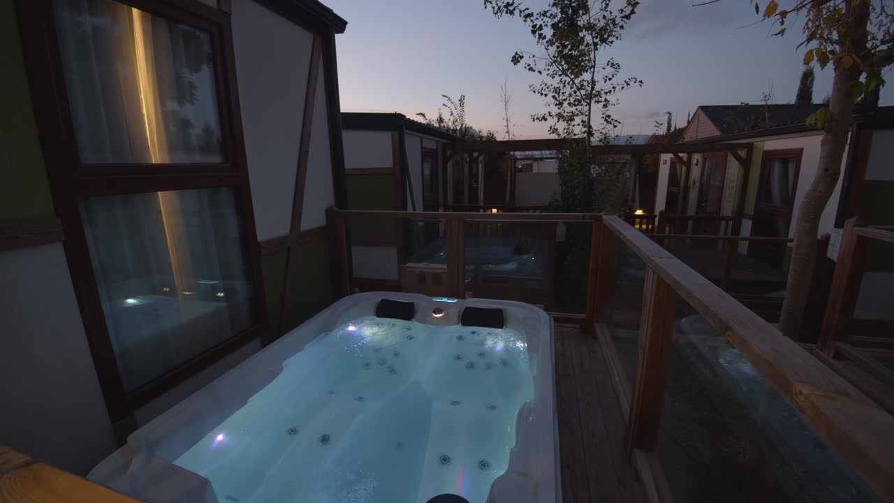 baño al aire libre con iluminación