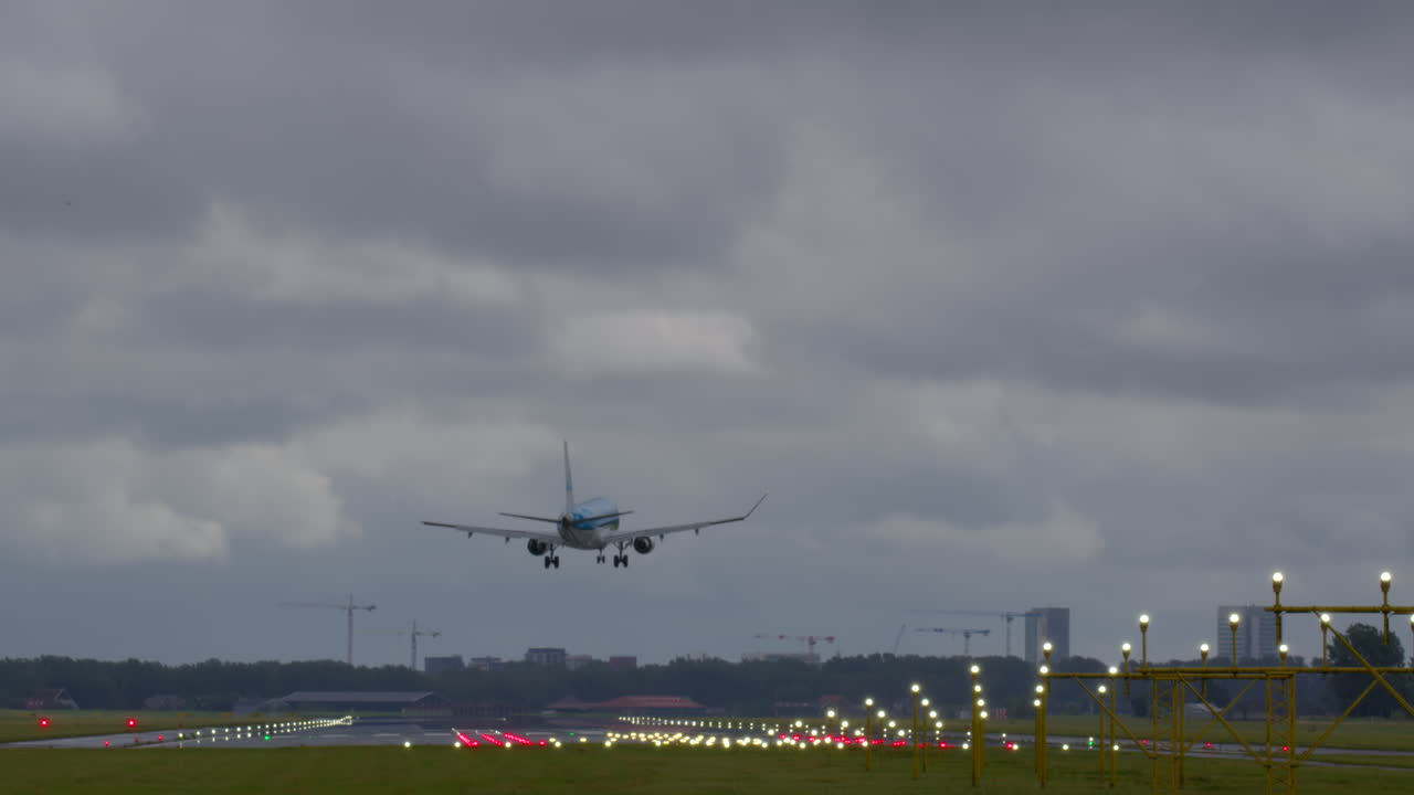 Atterraggio di un aereo in una giornata nuvolosa