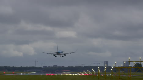 aterrizaje de un avión en un día nublado