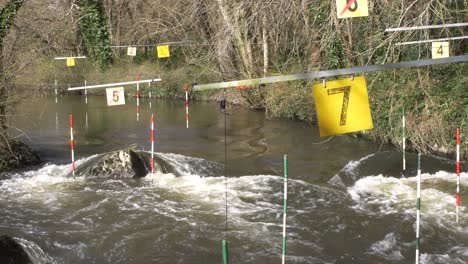 Kanuslalomkurs-Mit-Flussabwärts-Und-Stromaufwärts-Gelegenen-Toren,-Die-An-Den-Stromschnellen-Des-Liffey-Valley-In-Dublin,-Irland,-Aufgehängt-Sind