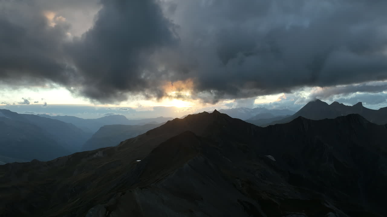 바위 산꼭대기 위에서 가까운 공중 비행 프랑스 알프스 여름 날