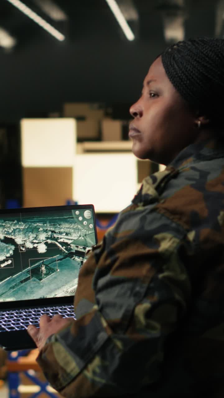 Vertikal video: Sort officer i hæren, droneovervågning, realtidssystemer, overvågning af aktivitet.
