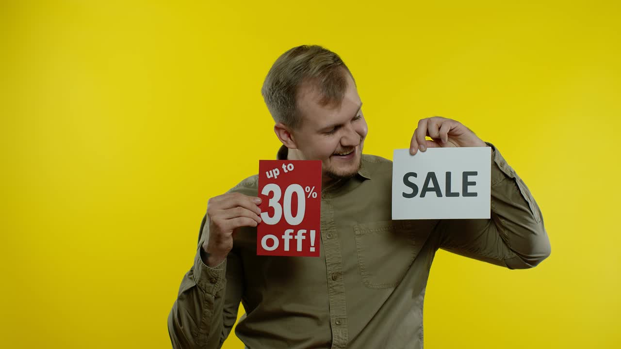 hombre feliz mostrando palabra de venta y mostrando hasta un 30 por ciento de descuento en la inscripción.