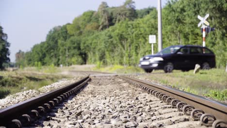 la camioneta atraviesa el cruce ferroviario en el campo en 4k