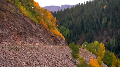 Automobiles-travelling-on-the-Million-Dollar-Highway-in-the-San-Juan-Mountains-of-Colorado