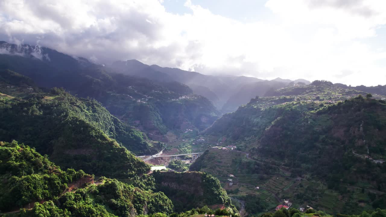 주거용 주택 근처의 녹색 화산 산 계곡의 공중 공개
