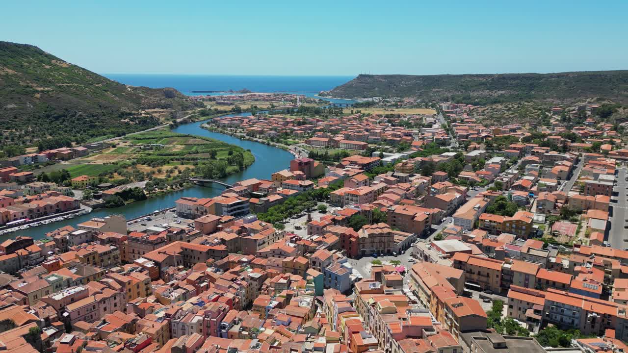 La città di Bosa e il fiume Temo sulla costa occidentale della Sardegna, Italia - ripresa aerea in 4K.