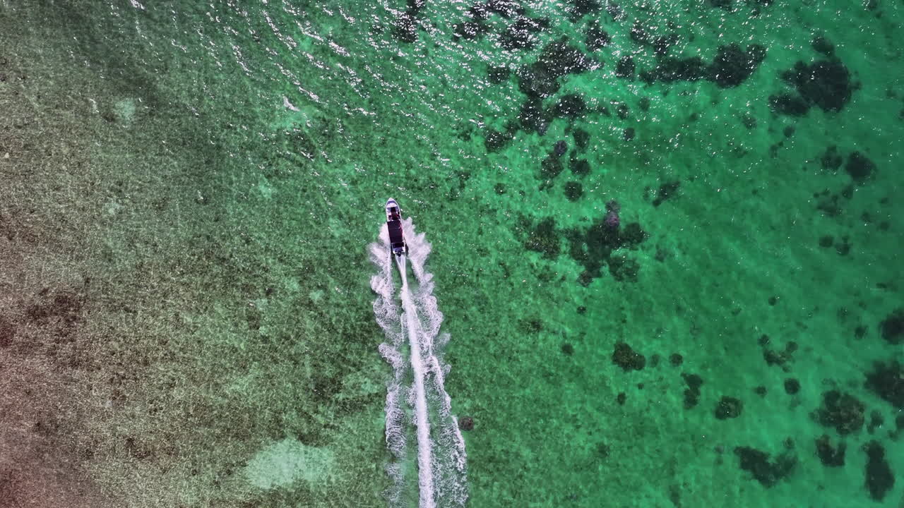 푸르키즈색 물 에 있는 배 의 공중 사진