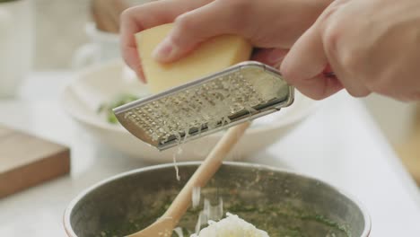 cosecha mujer rallando queso para pasta