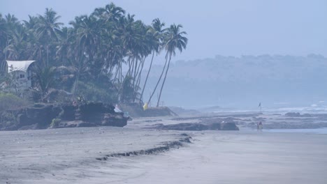 pueblo junto a la playa en la costa de la india