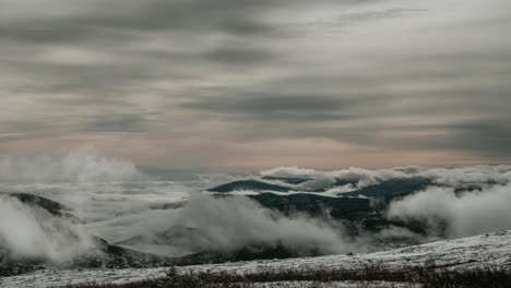 Beautiful-landscape-of-Telemark-in-Southern-Norway-wit-mountains,-running-clouds-and-mist