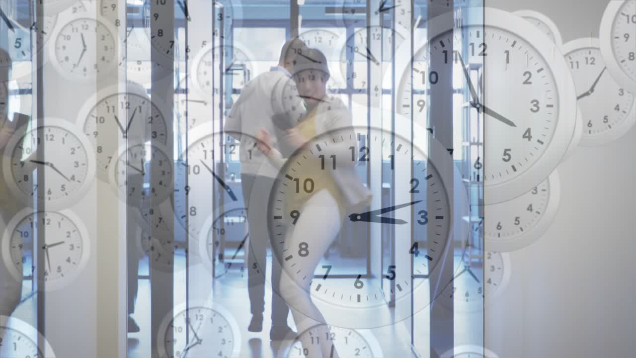 Donna che cammina lungo un corridoio aziendale toccando il tablet, con un orologio in sovrimpressione e festeggiando il raggiungimento di un obiettivo della riunione.