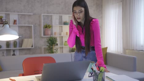 la mujer que mira la pantalla de la computadora está trabajando con mucho cuidado. para estar frustrado.