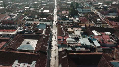 Vista-Aérea-De-La-Calle-Guadalupe-En-San-Cristóbal-De-Las-Casas,-Chiapas,-México---Drone-Shot