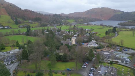 dron zbliża się do grasmere, górskiej wioski położonej nad jeziorem w cumbria, w westmorland i furess, w północno-zachodniej anglii w wielkiej brytanii