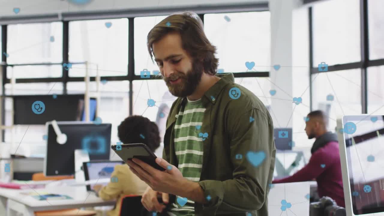 animación de iconos y procesamiento de datos sobre empresario caucásico usando tableta en la oficina.