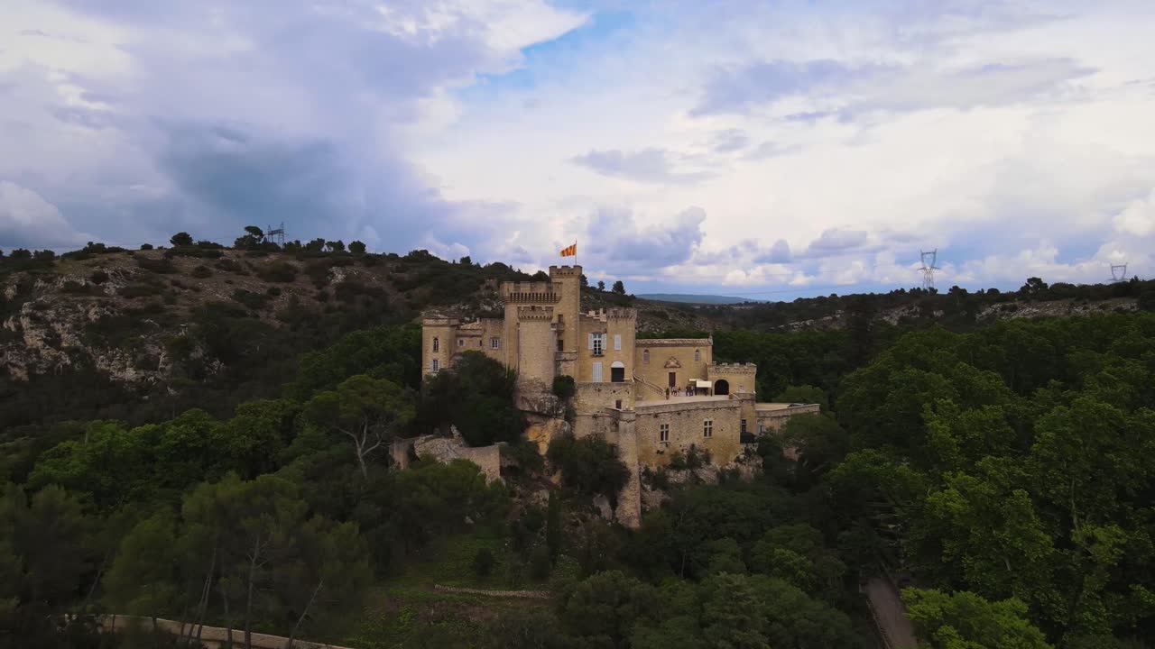 un pedestal aéreo se eleva sobre el pintoresco castillo de comtal, provenza, francia.